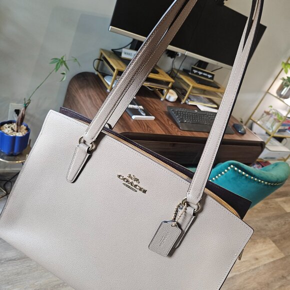 Coach Shoulder Bag in Beautiful Nude Shade - Picture 4 of 9